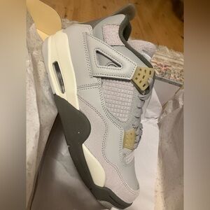 Brand new Air Jordan 4 Retro SE Women's Sneakers - Gray and Gold
